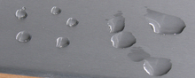 Edelstahlzierleiste partiell behandelt mit WAYTONA® Metallversiegelung. Gut zu erkennen der hydrophobe Effekt auf der linken Seite. Des Weiteren ein deutlicher Easy-To-Clean Effekt sowie herabgesetzte Sichtbarkeit von Fingerabdrücken.