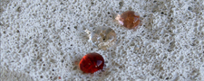 Wasser / Rotwein auf einem mit WAYTONA® Steinversieglung -offenporig- versiegelten Stück Porenbeton. Deutlich zu erkennen der Abstoßeffekt der nanoversiegelten Oberfläche.